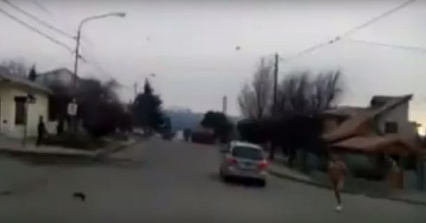 Un hombre corrió desnudo luego de ser descubierto por el marido de su amante