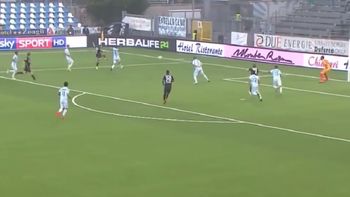 El jugador italiano Cristian Galano recibió la primera tarjeta verde en la historia de futbol. El jugador italiano Cristian Galano recibió la primera tarjeta verde en la historia de futbol.