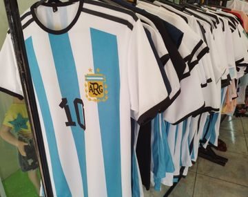 Camiseta oficial de Argentina agotada: cuánto valen las imitaciones de Avellaneda