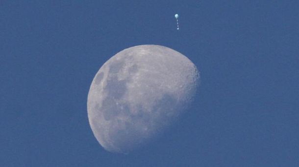 Un objeto pasó cerca de la luna en medio de un partido de fútbol: ¿qué es?