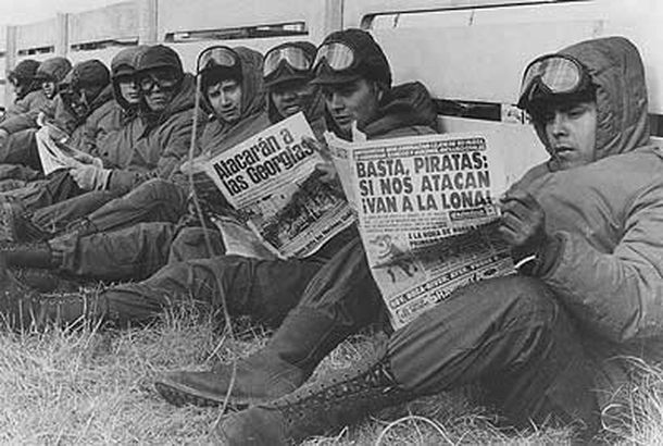 Soldados leyendo diario