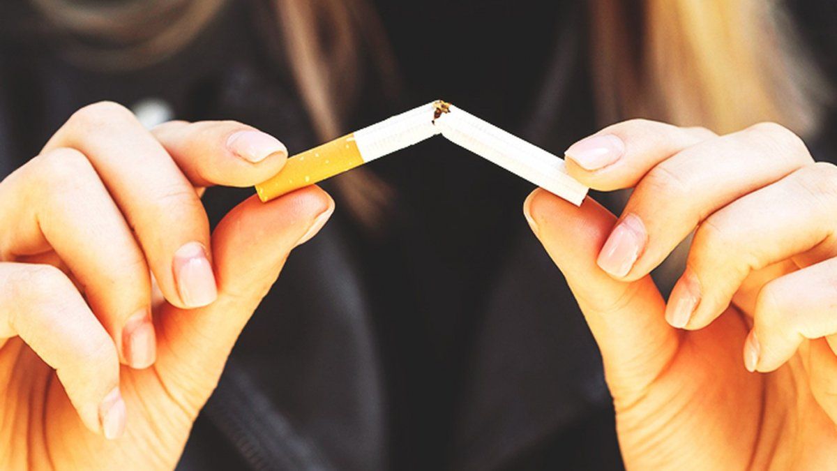 Francia prohibirá fumar en plazas, parques y en zonas escolares