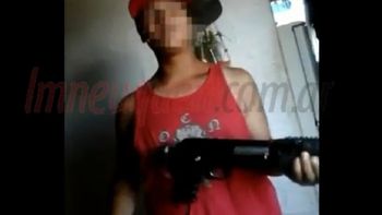 polemica en neuquen: con armas de guerra, menores desafian a la policia polemica en neuquen: con armas de guerra, menores desafian a la policia