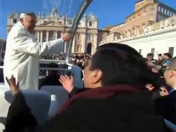 otra de francisco: invito a un cura a subirse al papamovil otra de francisco: invito a un cura a subirse al papamovil