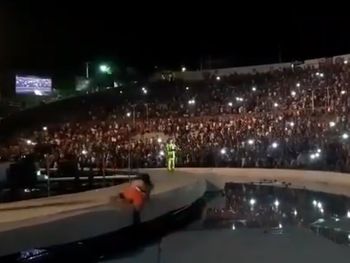 El blooper de una fan que quiso tocar a Fito Páez en pleno concierto