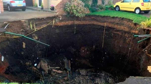 Complicado estacionar: apareció un enorme pozo en una calle de Inglaterra