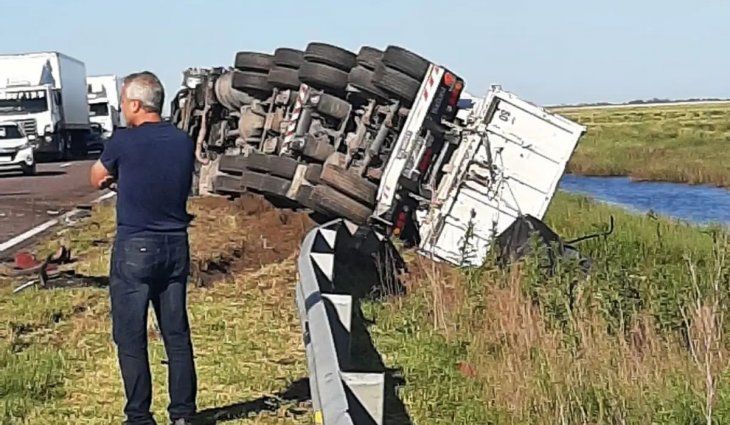 Trágico choque frontal entre un auto y un camión en la ruta 5: murieron dos hombres y tres chicos