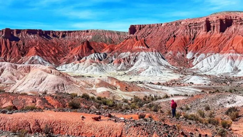 El pueblo que sorprende por tener un valle rojo parecido al planeta Marte El pueblo que sorprende por tener un valle rojo parecido al planeta Marte