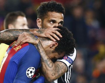 El llanto desconsolado de Neymar y el abrazo paternal de Dani Alves