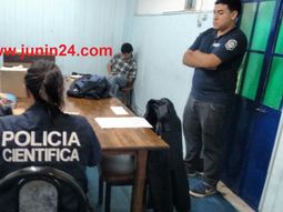 fotos: un boleto y un cuchillo, los objetos que tenia el carnicero junto a mia fotos: un boleto y un cuchillo, los objetos que tenia el carnicero junto a mia