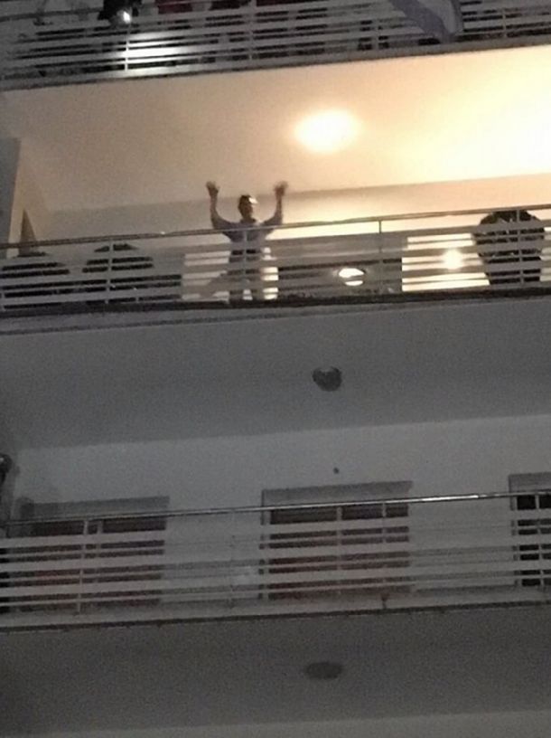 Macri salió al balcón de su departamento para saludar