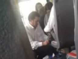 El chofer solidario ayudando al indigente El chofer solidario ayudando al indigente