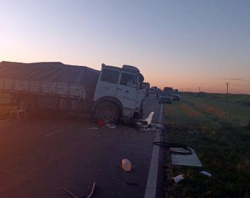 Un camión impactó contra a un auto entre las localidades de Arrufó y La Rubia.