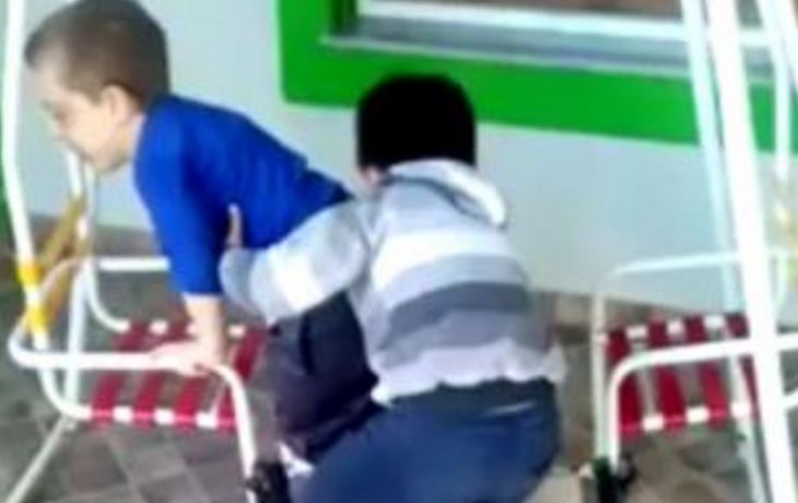 Ayuda a su compañerito a hamacarse