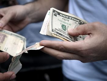 El dólar negro retrocedió 10 centavos; el oficial bajó a $7,79