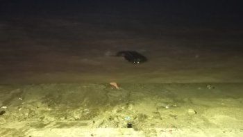 una mujer le dio arranque a una camioneta y el vehiculo termino dentro del rio de la plata una mujer le dio arranque a una camioneta y el vehiculo termino dentro del rio de la plata