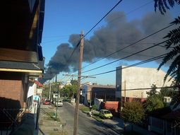 Incendio destruyó por completo una fábrica de plásticos