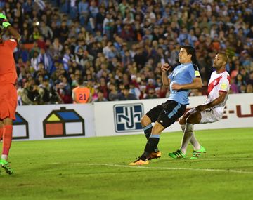 Uruguay venció a Perú y alcanzó a Ecuador en la cima