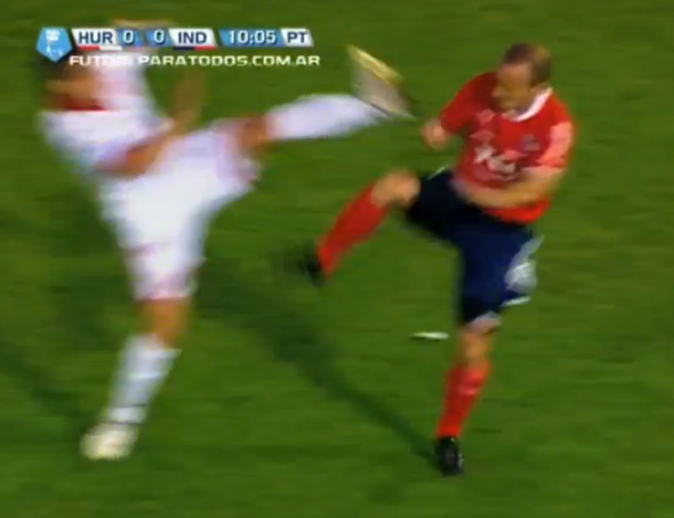 Un Arano karateka dejó a Huracán con diez por una dura patada