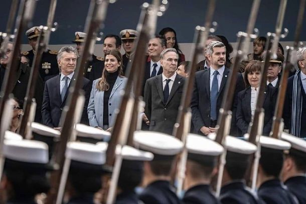 Macri, Pichetto y entre fusiles, foto viral por Pepe Mateos