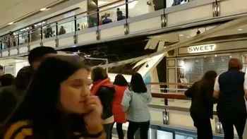 video: asi fue el derrumbe del techo del shopping abasto video: asi fue el derrumbe del techo del shopping abasto