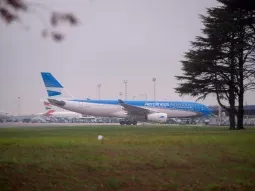 detuvieron a una azafata de aerolineas argentinas por la amenaza de bomba en el vuelo a miami detuvieron a una azafata de aerolineas argentinas por la amenaza de bomba en el vuelo a miami