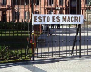 Un artista colgó un cartel en Casa Rosada contra Macri pintado con materia fecal