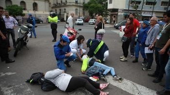 Dos inspectoras fueron atropelladas por el conductor de un auto durante un operativo de control en La Plata. Foto: diario El Día. Dos inspectoras fueron atropelladas por el conductor de un auto durante un operativo de control en La Plata. Foto: diario El Día.