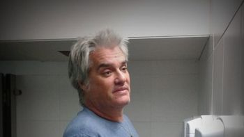 la foto de roberto pettinato marcando su territorio la foto de roberto pettinato marcando su territorio