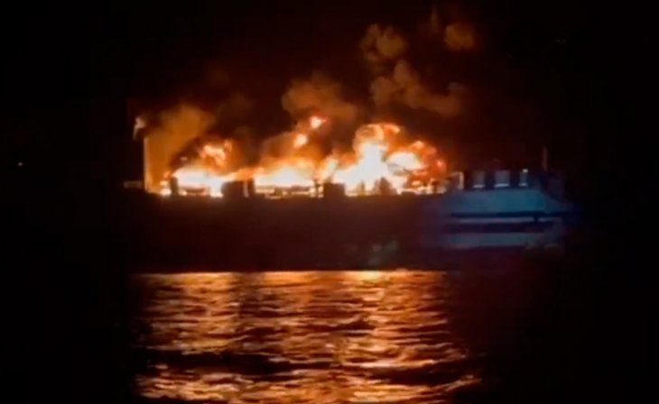 Así se incendió un barco con 288 peronas a bordo frente a la costa de Grecia