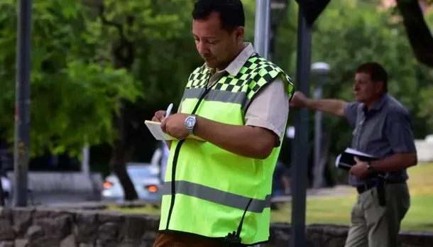 Habrá multas de tránsito para quienes usen vidrios polarizados.