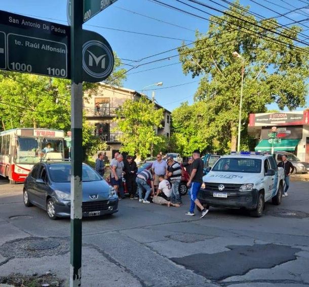 Vecinos de Merlo evitaron que uno de los motochorros escapara Vecinos de Merlo evitaron que uno de los motochorros escapara