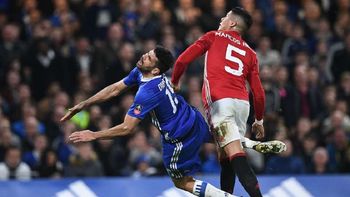 La imagen de una de las batallas entre Marcos Rojo y el español Diego Costa La imagen de una de las batallas entre Marcos Rojo y el español Diego Costa