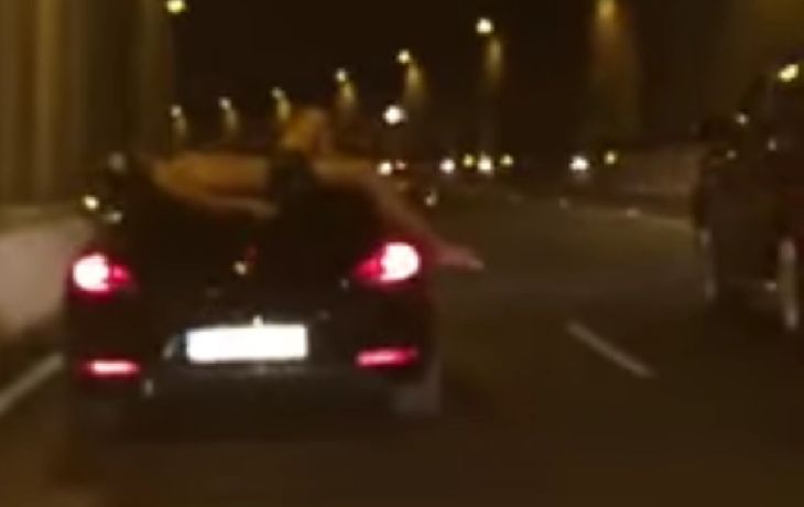 Con hombre semidesnudo en el baúl