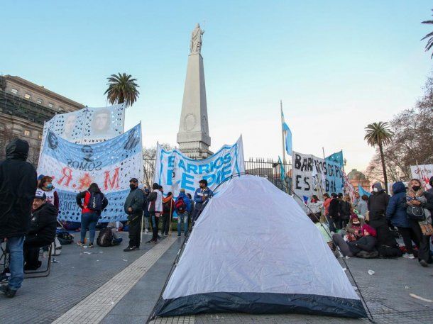 Sigue el acampe piquetero en Plaza de Mayo: a qué hora lo levantan