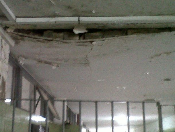 Cae parte del techo de un aula en plena clase en una escuela de Solano