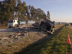 Volcó un camión con cal y cemento: hay dos heridos