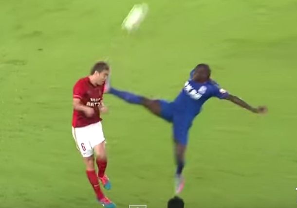 ¿Dónde está la pelota? Mirá esta brutal patada que sólo fue amarilla