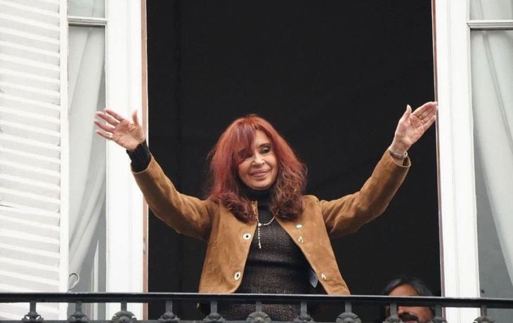 Cristina Kirchner saludó a la militancia desde el balcón de San José 1111 Cristina Kirchner saludó a la militancia desde el balcón de San José 1111