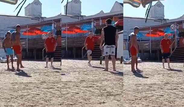 La magia intacta: a los 67 años, Bochini se divierte haciendo jueguitos en la playa