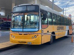 Intentó subirse a un colectivo en movimiento, cayó y murió