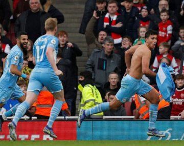 El Manchester City le ganó al Arsenal en tiempo de descuento