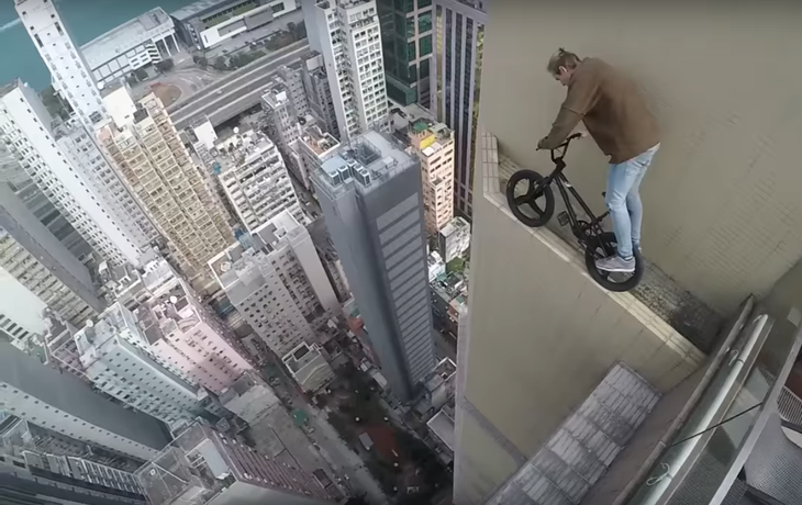 Hace pruebas con una bici en la cornisa de un edificio