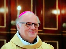 llego al pais el nuevo nuncio apostolico mientras se espera la confirmacion de una visita del papa leon xiv