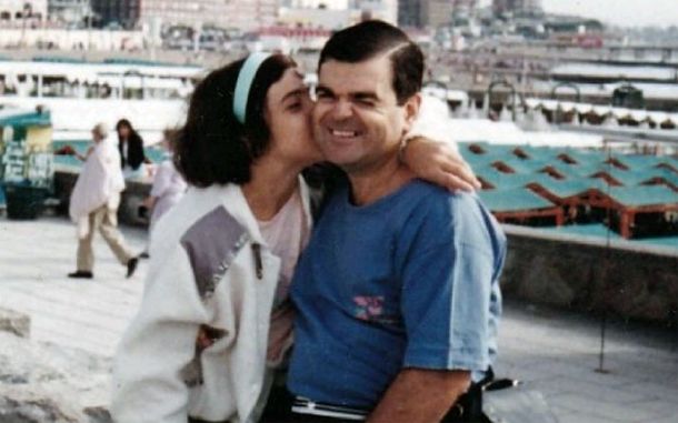 Analía Kalinec junto a su padre en años de la dictadura. Analía Kalinec junto a su padre en años de la dictadura.