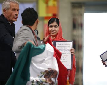 Una bandera mexicana ensangrentada