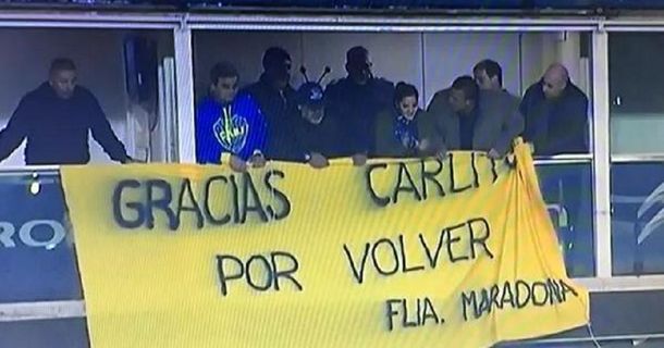 Maradona le regaló una bandera a Tevez y habló sobre Messi y Riquelme