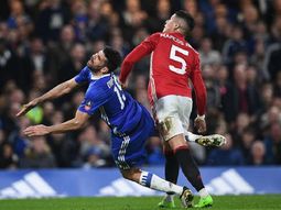 La imagen de una de las batallas entre Marcos Rojo y el español Diego Costa La imagen de una de las batallas entre Marcos Rojo y el español Diego Costa