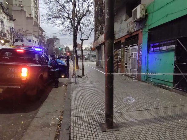 Balearon desde un auto a una mujer en San Cristóbal, escaparon y tras chocar fueron detenidos