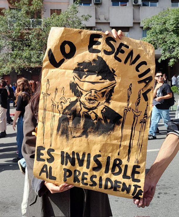 Los carteles en contra del Gobierno y en defensa de la educación pública